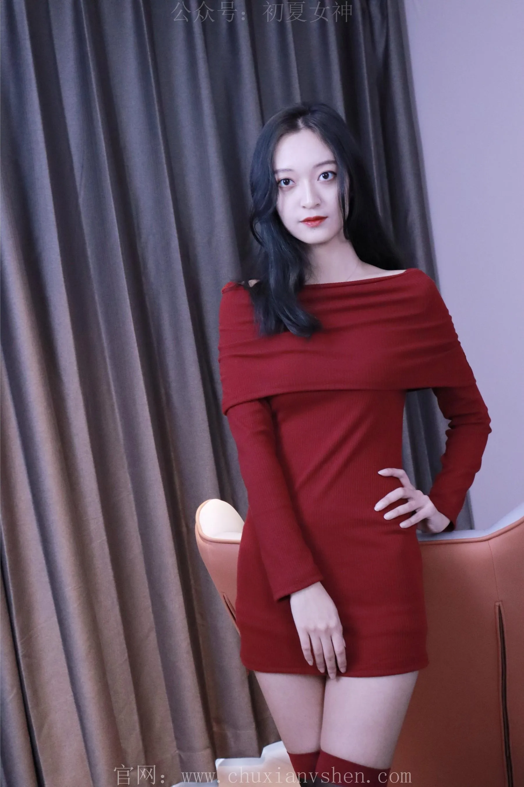 初夏女神 NO.017 依依M码酒红连衣裙搭黑色长靴 [140P]插图3